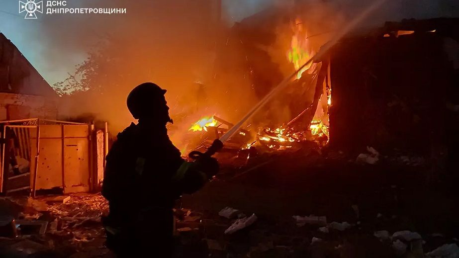 Рятувальники показали, як гасили пожежу у Нікополі після ворожого обстрілу дронами
