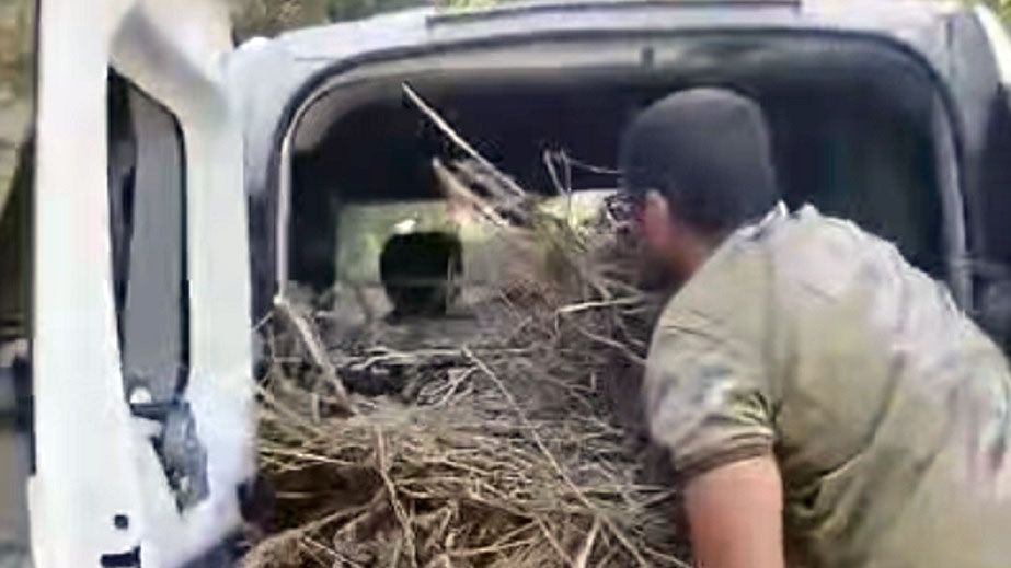 В Желтых Водах мужчина высыпал мусор прямо под дверь офиса коммунальщиков (ВИДЕО)
