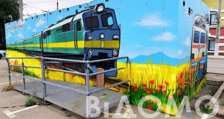 Краса зовні — всередині "бомжі": як у Кривому Розі виглядає укриття-потяг (ФОТО, ВІДЕО)