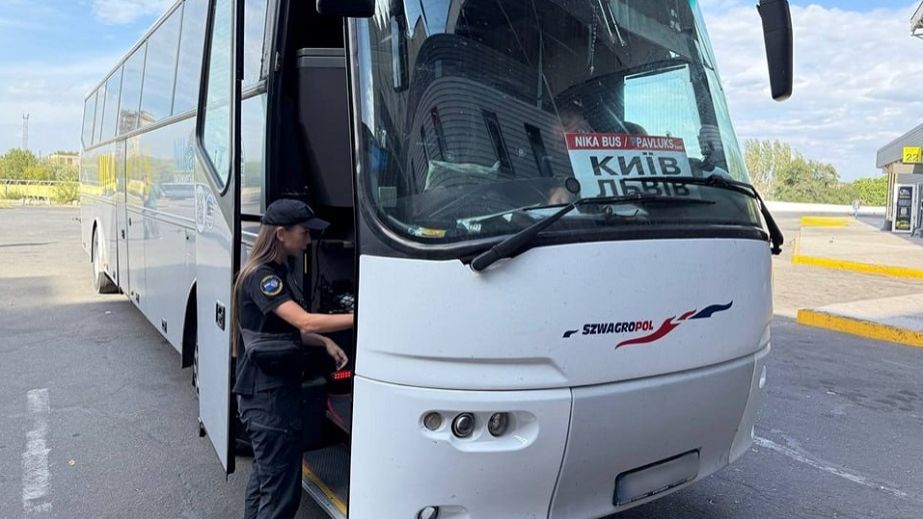 Автобус из Днепра высадил женщину посреди трассы: что показала проверка