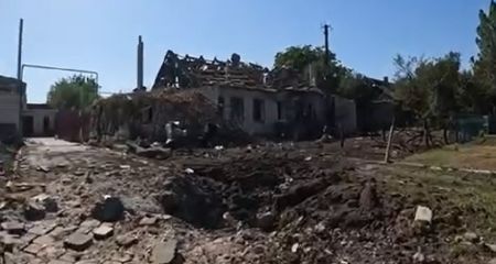 Воронки и руины: как выглядит прифронтовое село на Днепропетровщине после обстрелов (ВИДЕО)