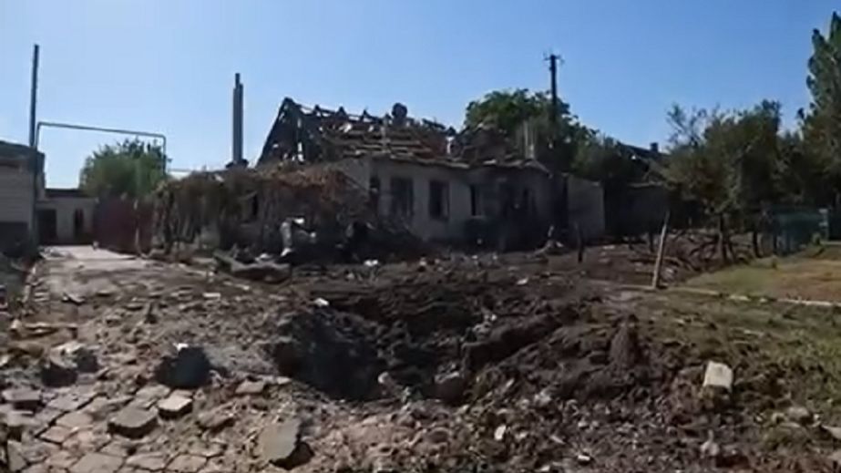 Воронки и руины: как выглядит прифронтовое село на Днепропетровщине после обстрелов (ВИДЕО)