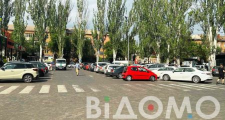 "Воспитание по-днепровски": активистка устроила разборки с припарковавшейся на газоне водительницей (ВИДЕО)