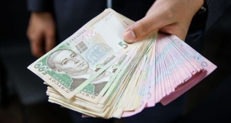 На Днепропетровщине пенсионерка отдала более 200 тысяч гривен мошеннику, который пообещал "освятить" ее сбережения в церкви