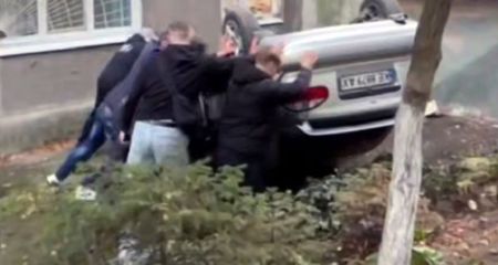 Вытаскивали всем двором: в Днепре автомобиль врезался в многоквартирный дом и перевернулся (ВИДЕО)