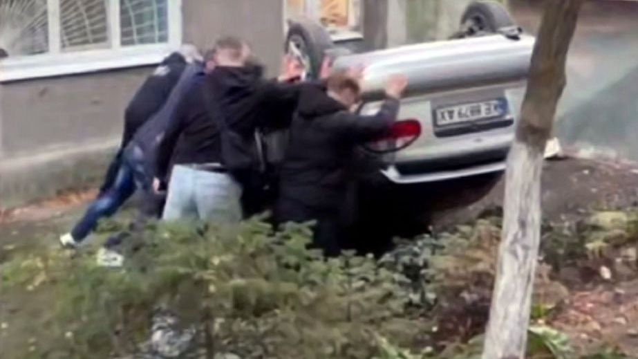 Вытаскивали всем двором: в Днепре автомобиль врезался в многоквартирный дом и перевернулся (ВИДЕО)