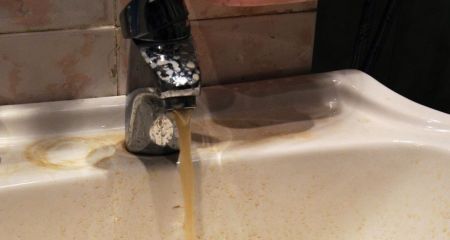 У Дніпрі на Червоному Камені з кранів тече сіра вода заміть питної (ВІДЕО)