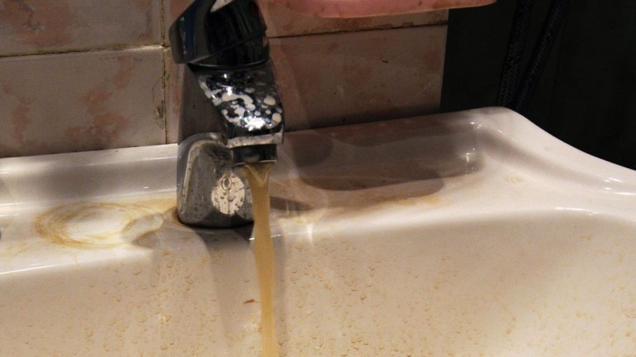 У Дніпрі на Червоному Камені з кранів тече сіра вода заміть питної (ВІДЕО)