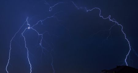 У Кривому Розі після удару блискавки частина міста залишилася без світла (ВІДЕО)
