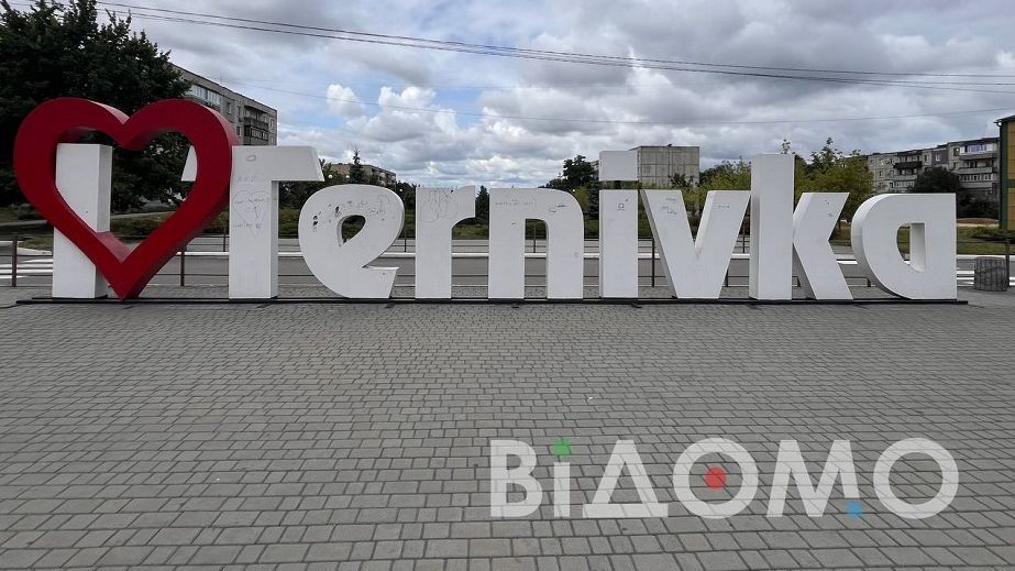 В халаті і з ножем: у місті на Дніпропетровщині чоловік погрожує людям розправою (ВІДЕО)