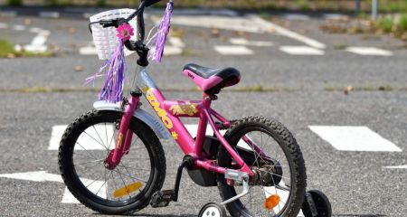 В Днепре неизвестный мужчина украл детский велосипед с подъезда (ВИДЕО)