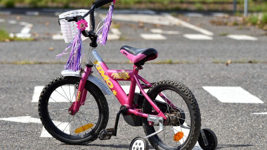 В Днепре неизвестный мужчина украл детский велосипед с подъезда (ВИДЕО)