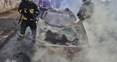 В Днепре вспыхнуло авто в Амур-Нижнеднепровском районе (ФОТО)