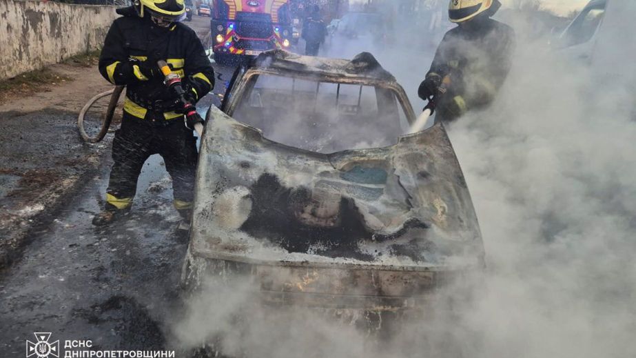 У Дніпрі спалахнуло авто в Амур-Нижньодніпровському районі (ФОТО)