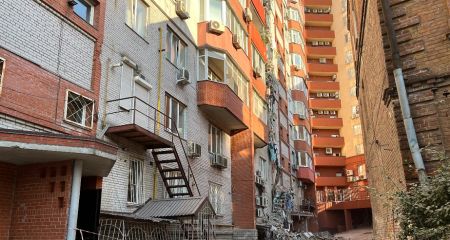 Стало відоме ім’я 30-річної жінки, яку дістали з-під завалів зруйновної ракетою багатоповерхівки Дніпра 28 липня