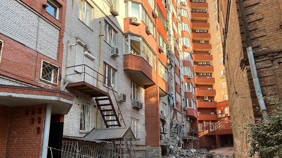 Стало відоме ім’я 30-річної жінки, яку дістали з-під завалів зруйновної ракетою багатоповерхівки Дніпра 28 липня