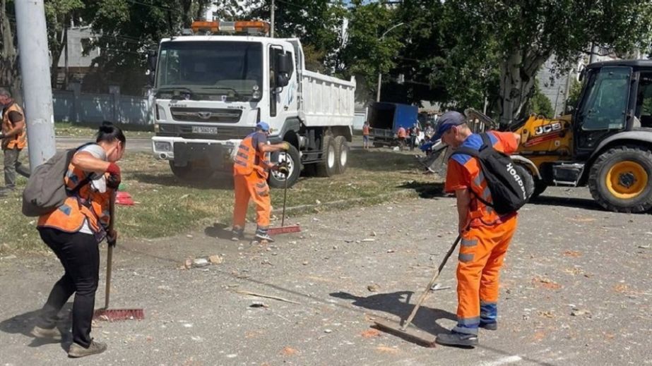 У Дніпрі ліквідовують наслідки ворожих ударів