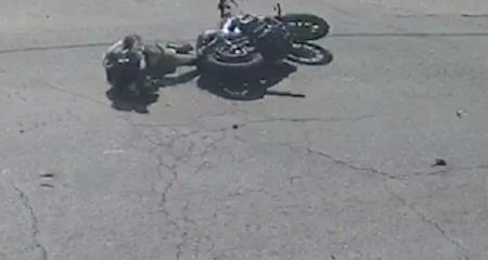 На Донецькому шосе мотоцикліста після зіткнення з "Волгою" протягнуло по асфальту (ВІДЕО)