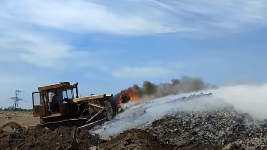 Тухлый запах в жару: вблизи Павлограда пылает свалка (ВИДЕО)