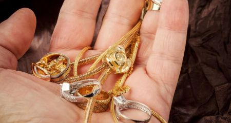 Виносив золото та гроші: у Дніпрі ігроман обікрав власну тітку на понад 200 тисяч гривень