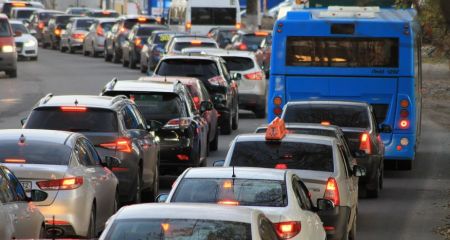 В Днепре образовались масштабные пробки на Слобожанском проспекте: что известно (ФОТО)