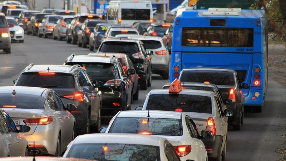 На Слобожанском проспекте в Днепре непогода оборвала провода: движение парализовано (ВИДЕО)
