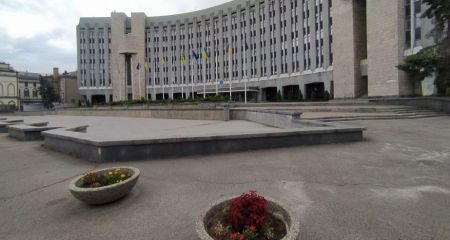 Днепр под давлением псевдоугроз: неизвестные "минировали" городской совет, ТЦК и учебные заведения