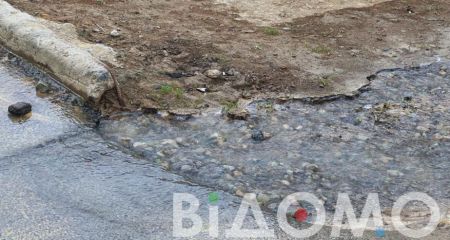 В Днепре из-под люка забил "новый источник": переулок Крушельницкой подтопило (ВИДЕО)