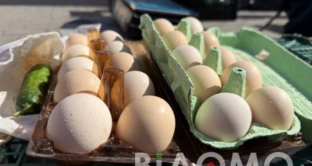 Хуліганство у Кривому Розі: підліток кинув яйцем у вітрину крамниці (ВІДЕО)