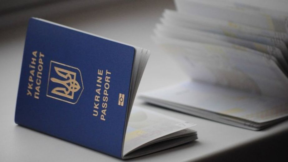 У Дніпрі жінка прийшла отримати тисячу від Зеленського з російським паспортом (ФОТО)