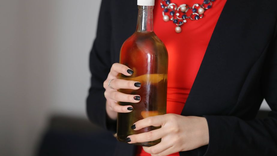 У Кривому Розі жінка намагалася винести дві пляшки коньяку з магазину (ФОТО)