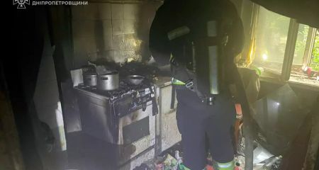 У Дніпрі з палаючої квартири винесли чоловіка