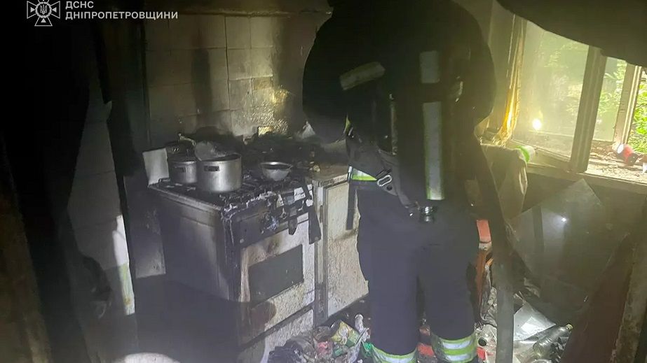 В Днепре из горящей квартиры вынесли мужчину