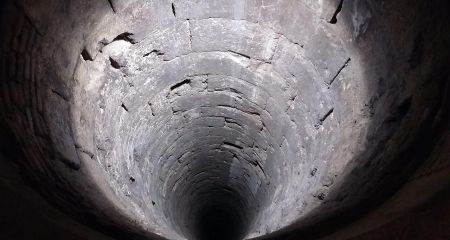 Связанным бросил в к...