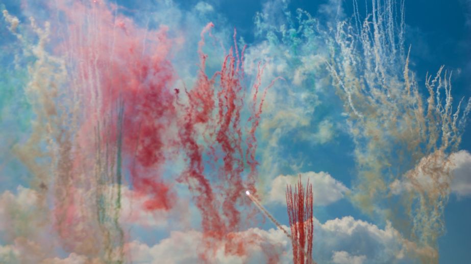 У Дніпрі на Лівобережному у дворах запустили феєрверк: порушників розшукує поліція (ВІДЕО)