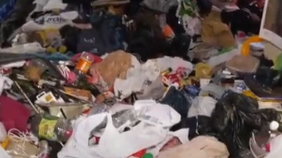 В Днепре мужчина устроил в собственной квартире свалку, терпение соседей лопнуло (ВИДЕО)