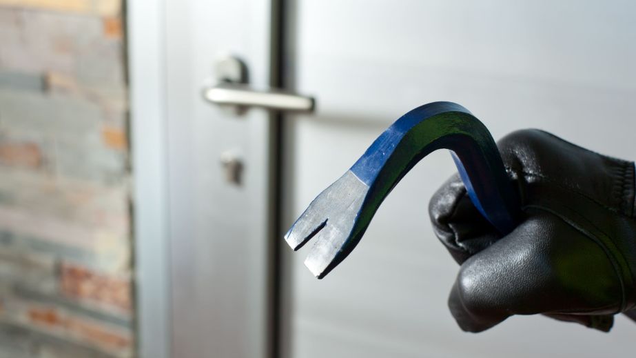 У Дніпрі невідомі серед ночі намагалися обнести магазин (ФОТО, ВІДЕО)