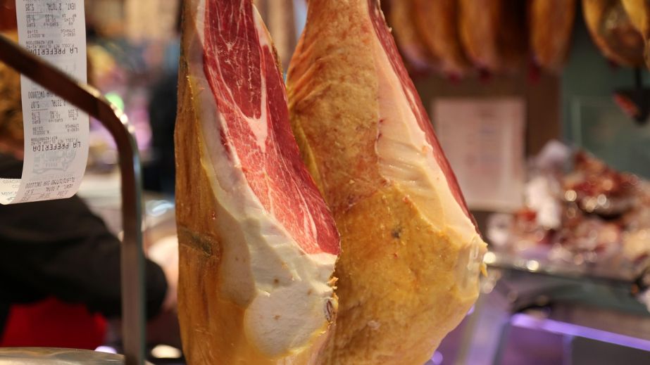 У Дніпрі двоє чоловіків намагалися винести з "Епіцентру" цілу ногу хамону (ФОТО)