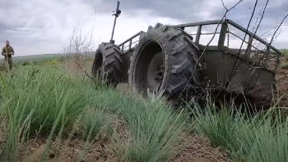 У бригаді "Холодний Яр" з Дніпропетровщини показали наземний дрон "Вовчик" для евакуації поранених