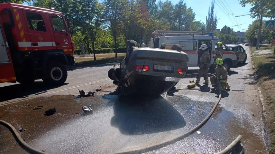 У Кривому Розі рятувальники деблокували водія з понівеченої автівки