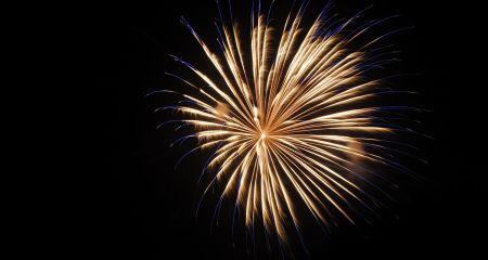 У центрі Дніпра двоє підлітків запустили феєрверки