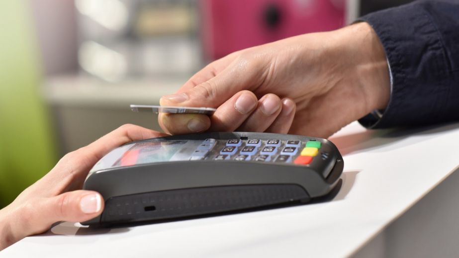 В Днепре мужчина нашел кошелек с карточками и потратил с них 25 тысяч гривен (ФОТО)