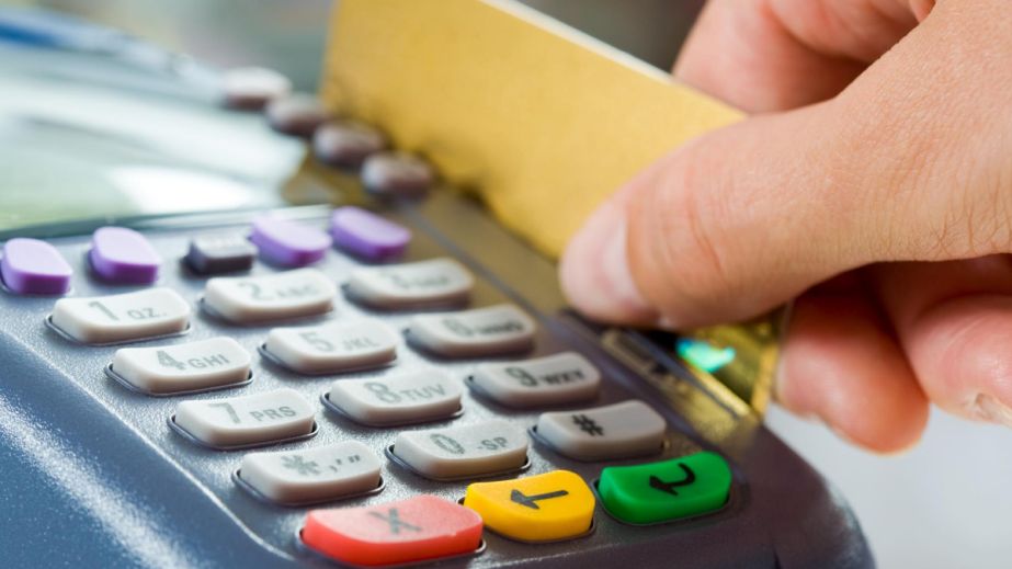 На Синельниківщині чоловік знайшов чужу банківську картку та ні у чому собі не відмовляв (ФОТО)