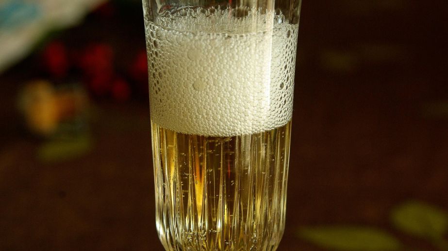 В магазинах Днепра продают вино, уцелевшее в разрушенном после ракетного удара складе (ФОТО)