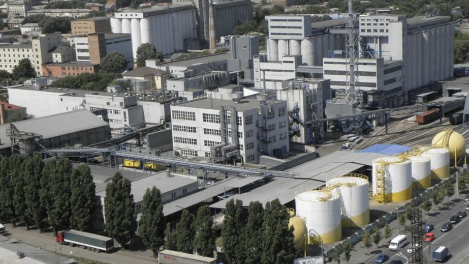 У Дніпрі внаслідок російської атаки на дороги вилилося 300 тонн олії