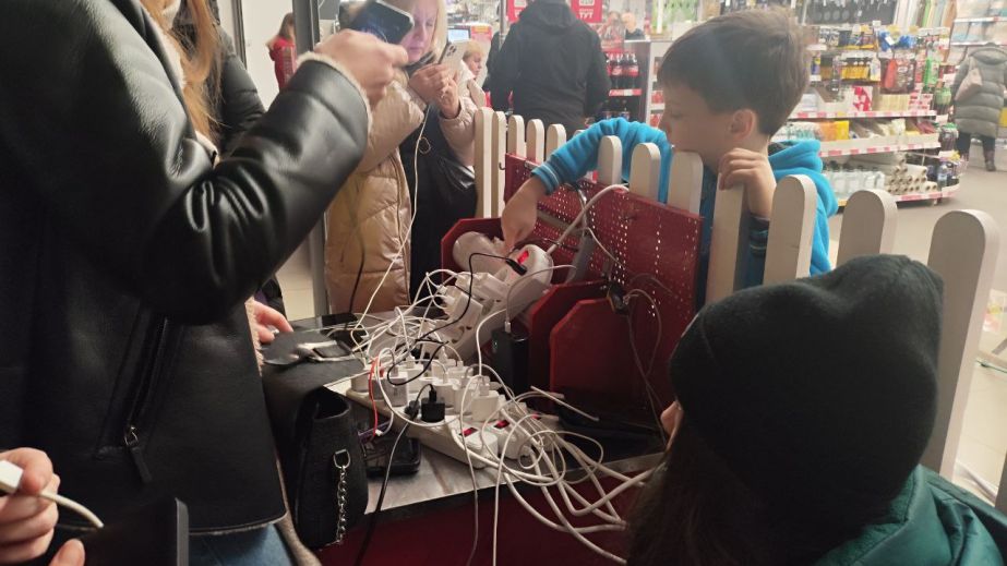 В торговельних закладах Дніпра працюють імпровізовані пункти незламності (ФОТО)