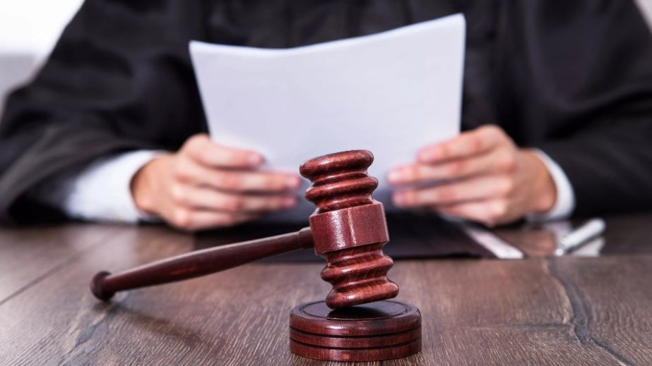 У Павлограді чоловік зухвало пограбував пенсіонера у парку: вирок суду