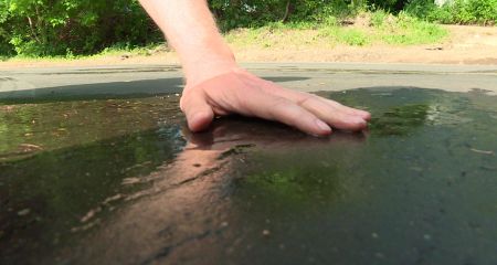В Кривом Роге на одной из улиц образовалась очередная река (ВИДЕО)