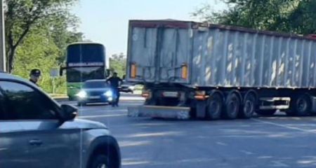 На трасі між Дніпром і Кривим Рогом фура вилетіла у кювет