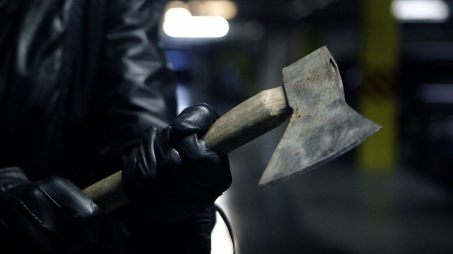 У Дніпрі чоловік мало не зарубав знайомого з сокирою та пішов відпочивати (ФОТО)